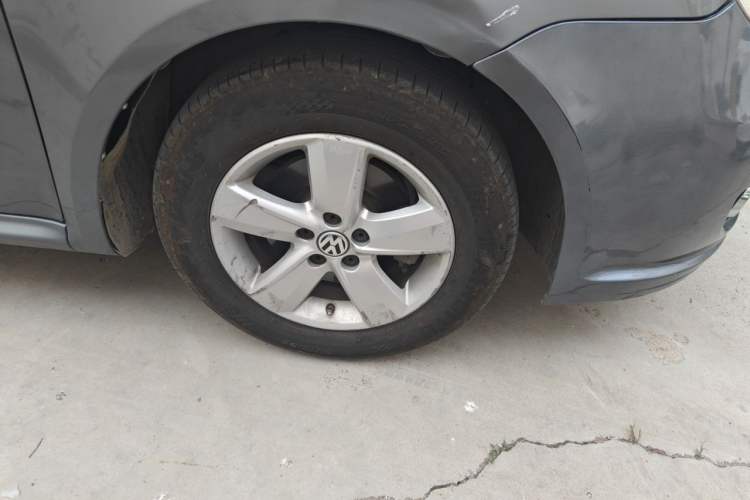 Used Volkswagen Lavida 2011 1.6L Manual - Premium Edition Right Front Wheel Hub