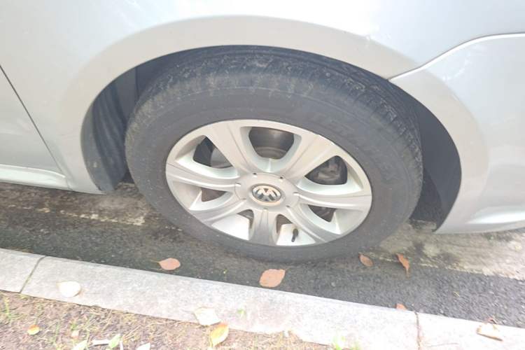 Used Volkswagen Lavida 2011 1.6L Automatic Premium Edition Right Front Wheel Hub