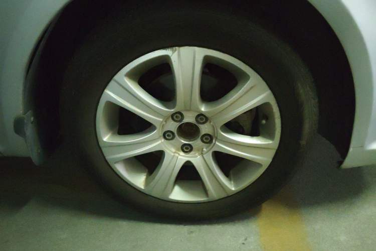 Used Volkswagen Lavida 2011 1.6L Automatic Premium Edition Right Front Wheel Hub
