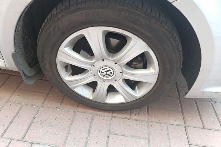 Used Volkswagen Lavida 2011 1.6L Automatic Premium Edition Right Front Wheel Hub