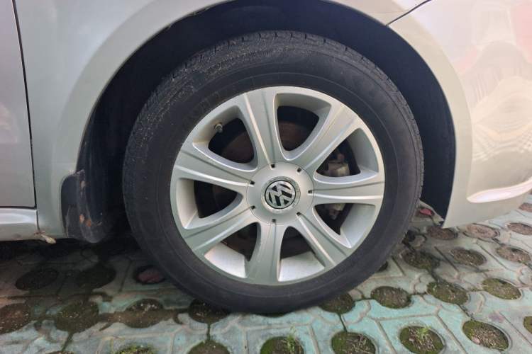 Used Volkswagen Lavida 2011 1.6L Manual - Premium Edition Right Front Wheel Hub