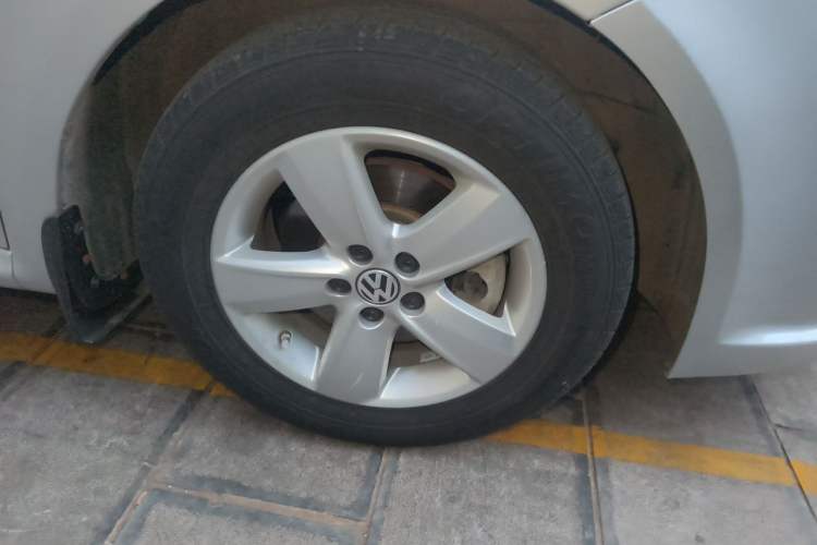 Used Volkswagen Lavida 2011 1.6L Automatic PinYou Edition Right Front Wheel Hub