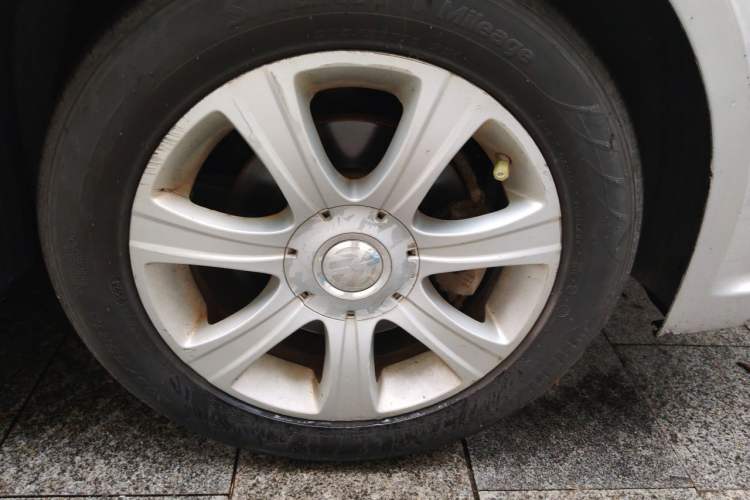 Used Volkswagen Lavida 2011 1.6L Automatic Premium Edition Right Front Wheel Hub