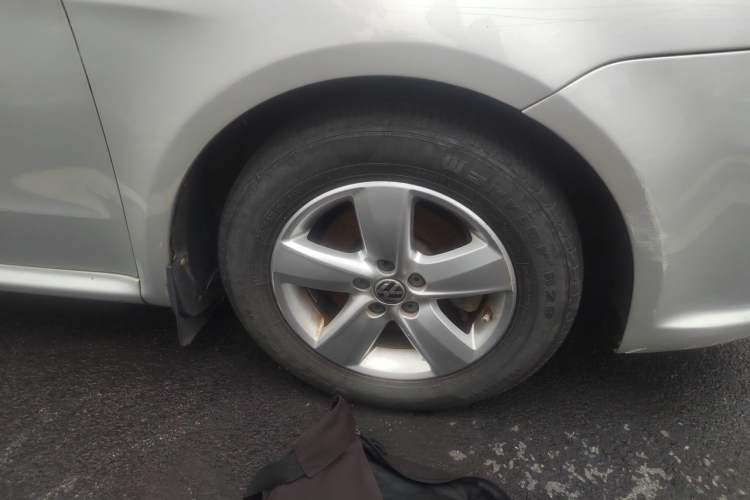 Used Volkswagen Lavida 2011 1.6L Automatic PinYou Edition Right Front Wheel Hub