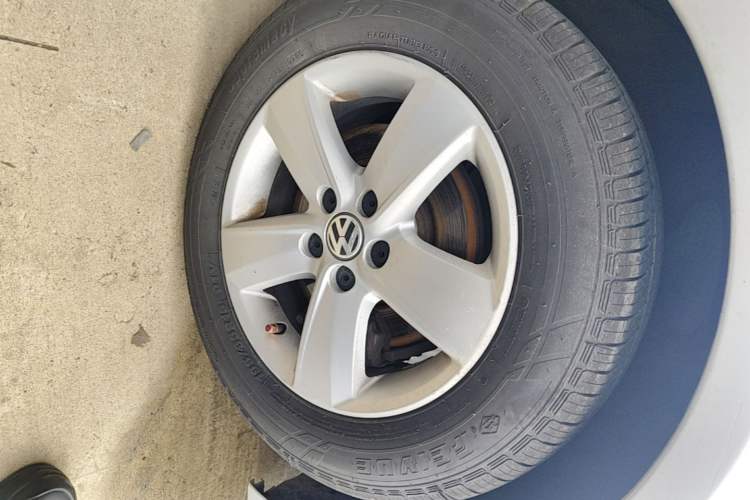 Used Volkswagen Lavida 2011 1.6L Manual Joy Version Right Front Wheel Hub