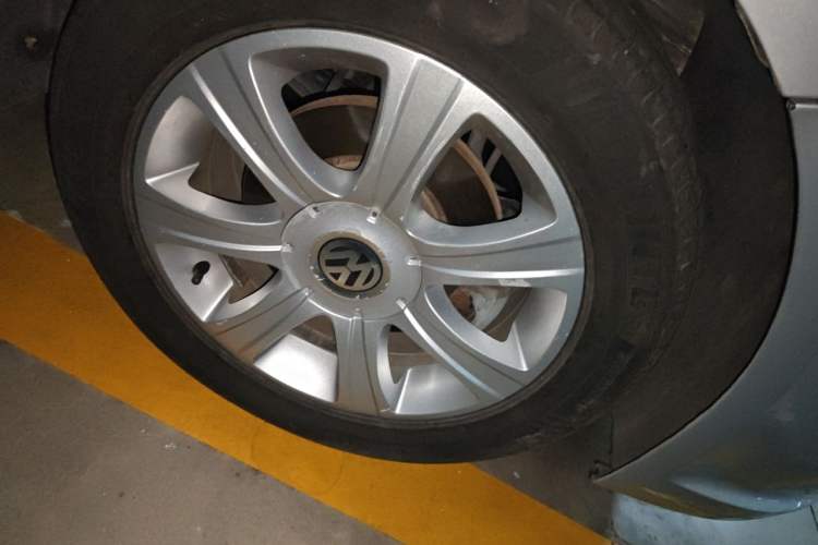 Used Volkswagen Lavida 2011 1.6L Automatic Premium Edition Right Front Wheel Hub