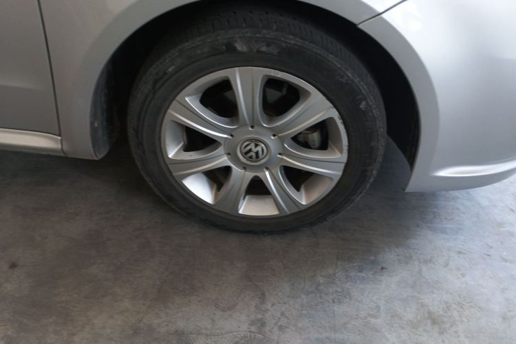 Used Volkswagen Lavida 2011 1.6L Automatic Premium Edition Right Front Wheel Hub