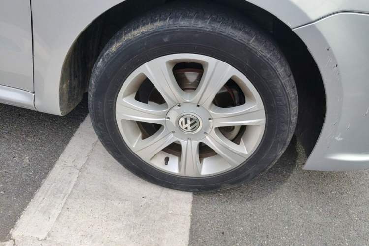 Used Volkswagen Lavida 2011 1.6L Automatic Premium Edition Right Front Wheel Hub