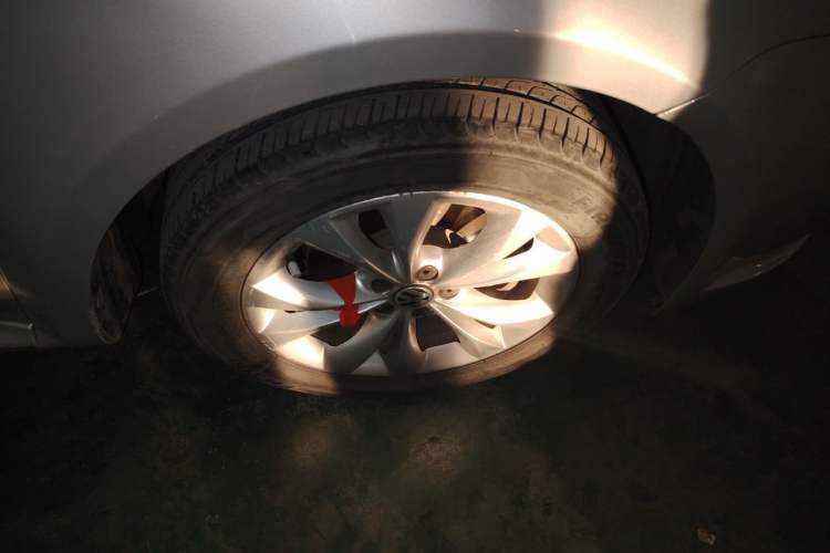 Used Volkswagen Lavida 2011 1.6L Automatic Pinxuan Edition Right Front Wheel Hub