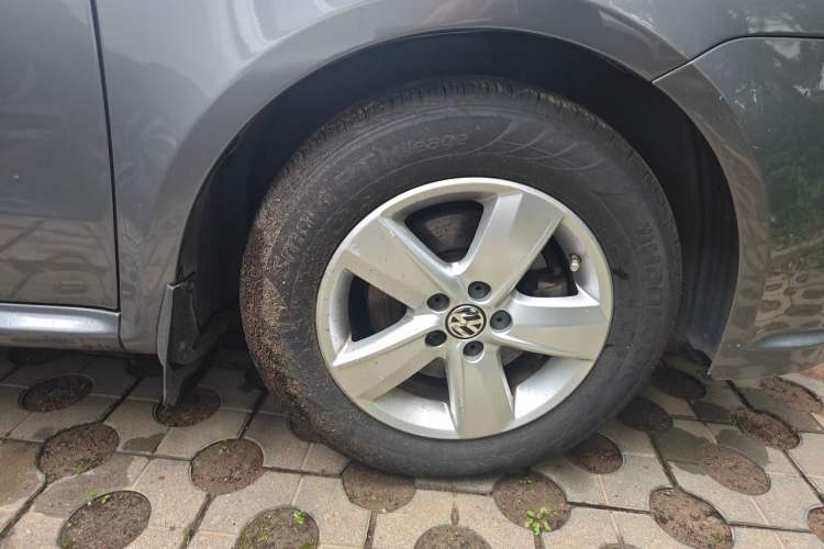 Used Volkswagen Lavida 2011 2.0L Automatic Premium Edition Right Front Wheel Hub