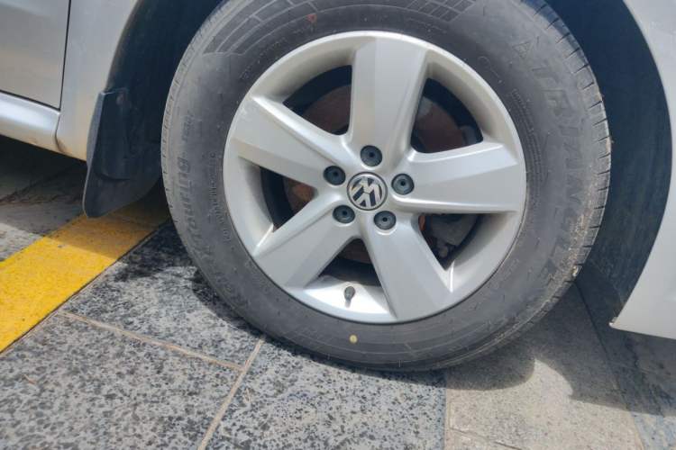 Used Volkswagen Lavida 2011 1.6L Manual Joy Version Right Front Wheel Hub