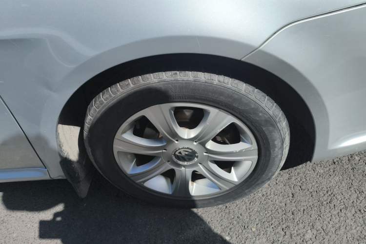 Used Volkswagen Lavida 2011 1.6L Automatic Premium Edition Right Front Wheel Hub