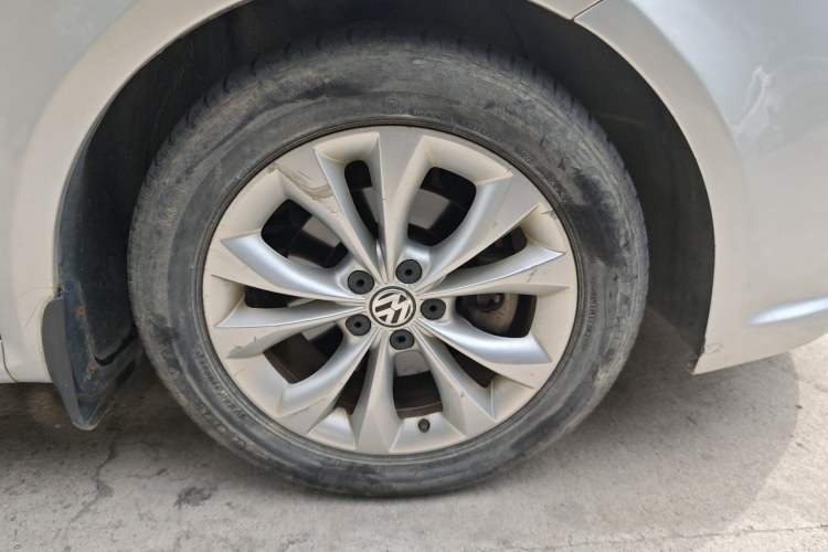 Used Volkswagen Lavida 2011 1.4 TSI Manual Prestige Edition Right Front Wheel Hub