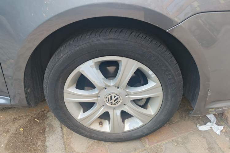 Used Volkswagen Lavida 2011 1.6L Automatic Premium Edition Right Front Wheel Hub