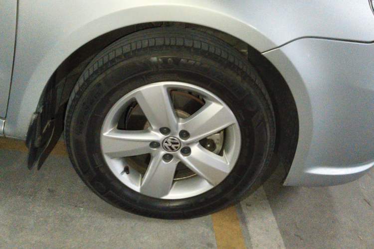 Used Volkswagen Lavida 2011 1.6L Manual - Premium Edition Right Front Wheel Hub