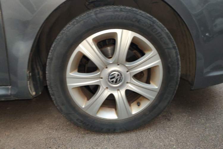 Used Volkswagen Lavida 2011 1.6L Automatic Premium Edition Right Front Wheel Hub