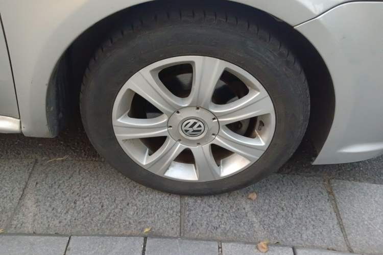 Used Volkswagen Lavida 2011 1.4 TSI Manual Prestige Edition Right Front Wheel Hub
