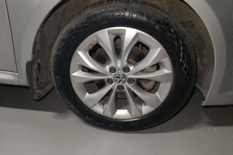 Used Volkswagen Lavida 2011 1.4 TSI DSG Prestige Edition Right Front Wheel Hub