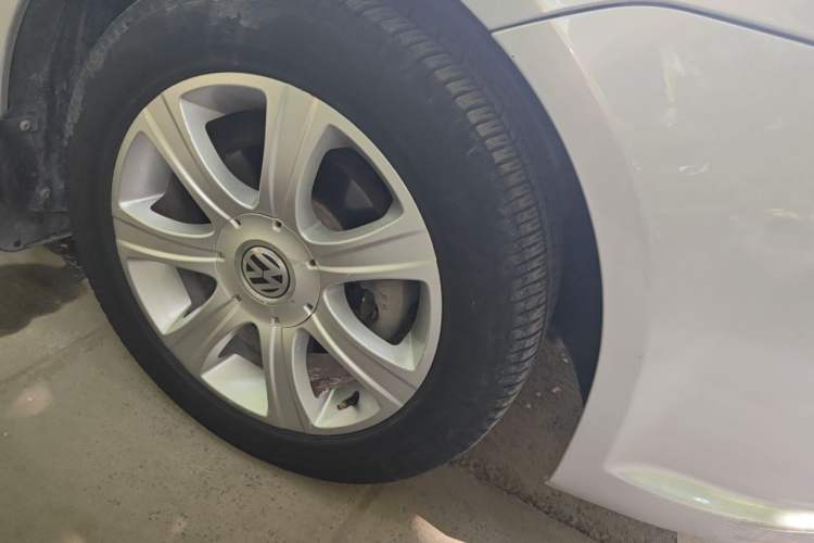 Used Volkswagen Lavida 2011 1.4 TSI DSG Prestige Edition Right Front Wheel Hub