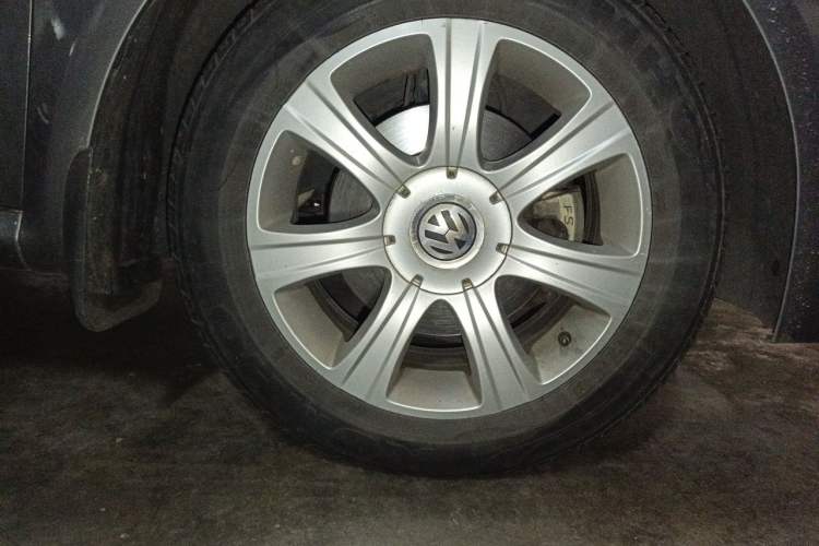 Used Volkswagen Lavida 2011 1.6L Automatic Premium Edition Right Front Wheel Hub