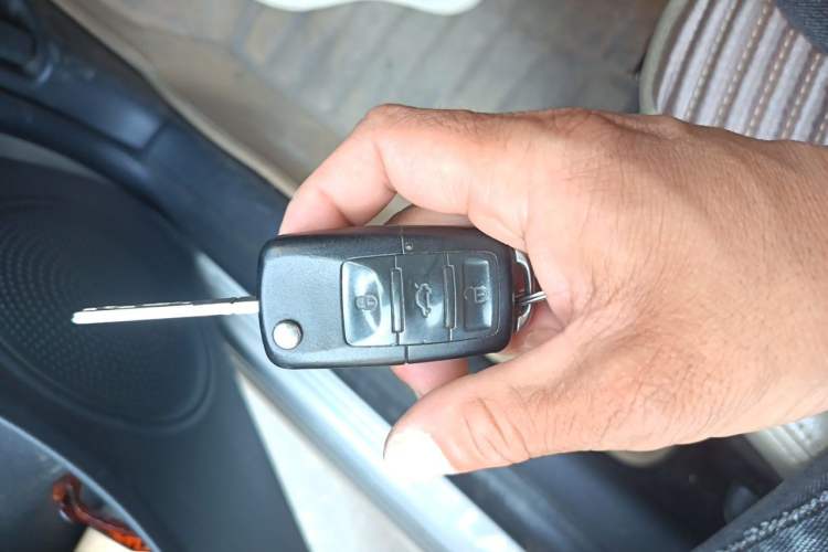 Used Volkswagen Lavida 2011 1.6L Automatic Premium Edition Vehicle Key
