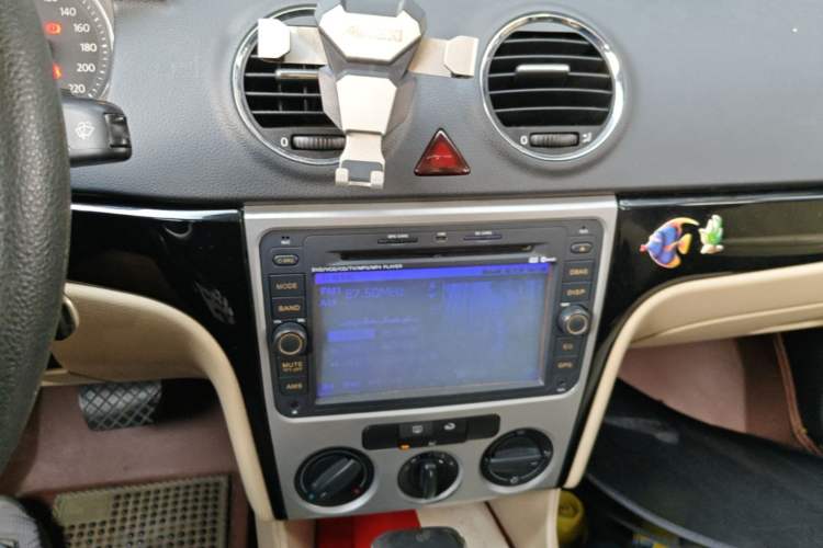 Used Volkswagen Lavida 2011 1.6L Automatic PinYou Edition Audio And AC Panel
