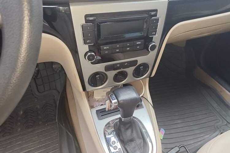 Used Volkswagen Lavida 2011 2.0L Automatic Premium Edition Audio And AC Panel