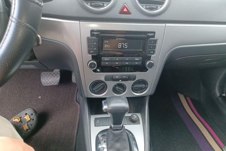 Used Volkswagen Lavida 2011 1.6L Automatic Premium Edition Audio And AC Panel