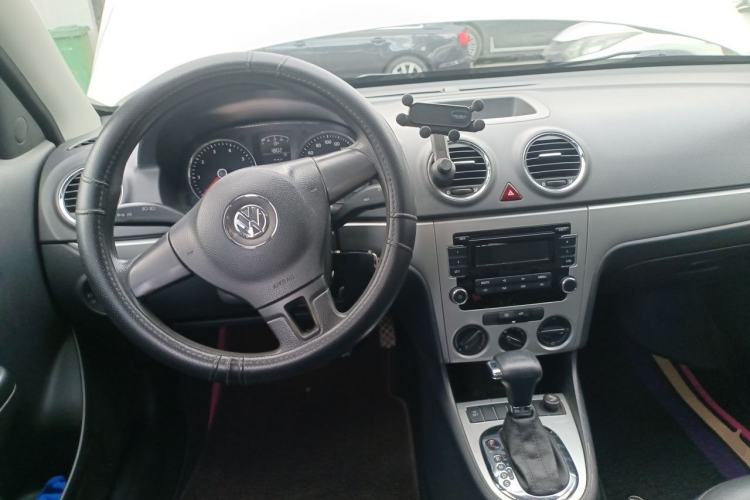 Used Volkswagen Lavida 2011 1.6L Automatic Premium Edition Center Console