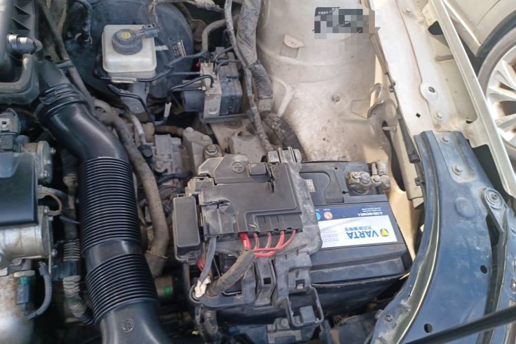 Used Volkswagen Lavida 2011 1.6L Automatic Premium Edition Engine Bay Left
