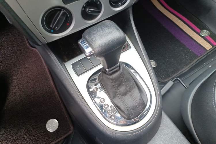 Used Volkswagen Lavida 2011 1.6L Automatic Premium Edition Gear Lever