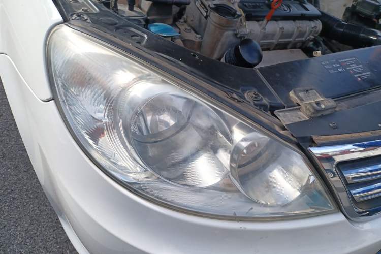 Used Volkswagen Lavida 2011 1.6L Automatic Premium Edition Right Front Headlight