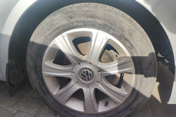 Used Volkswagen Lavida 2011 1.4 TSI Manual Prestige Edition Right Front Wheel Hub