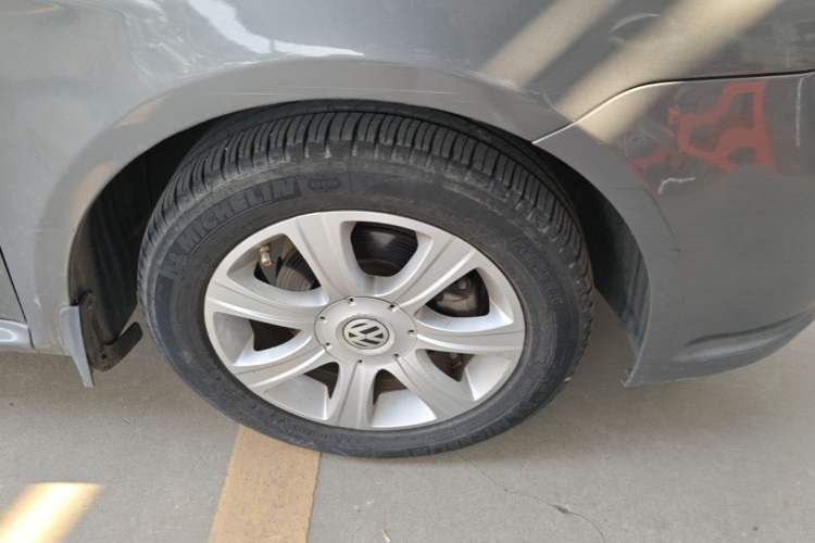 Used Volkswagen Lavida 2011 1.6L Automatic PinYou Edition Right Front Wheel Hub