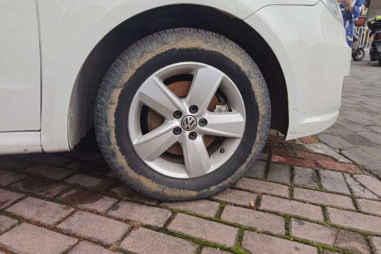 Used Volkswagen Lavida 2011 2.0L Automatic Premium Edition Right Front Wheel Hub