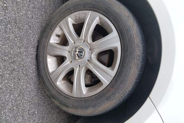 Used Volkswagen Lavida 2011 1.6L Automatic Premium Edition Right Front Wheel Hub