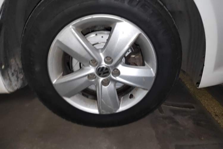 Used Volkswagen Lavida 2011 1.6L Automatic PinYou Edition Right Front Wheel Hub