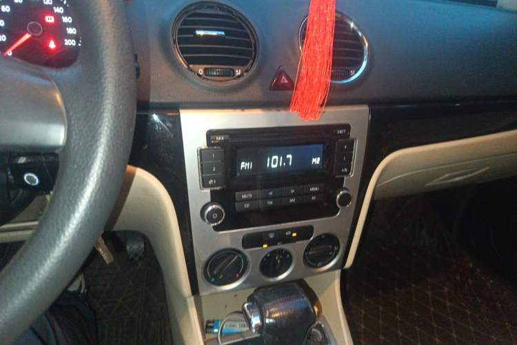 Used Volkswagen Lavida 2011 1.6L Automatic Premium Edition Audio And AC Panel