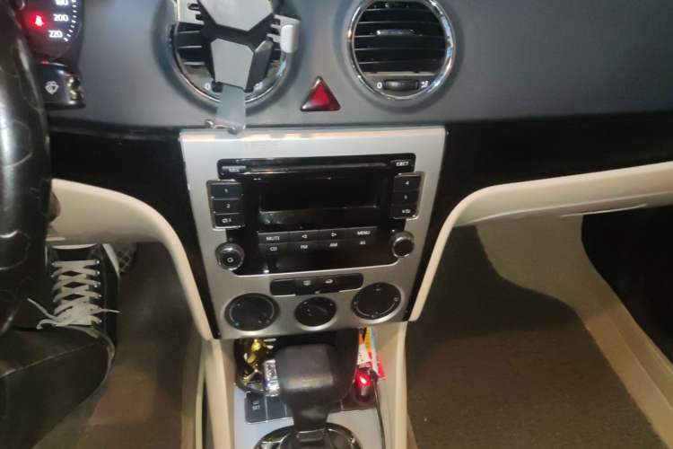 Used Volkswagen Lavida 2011 1.6L Automatic Premium Edition Audio And AC Panel