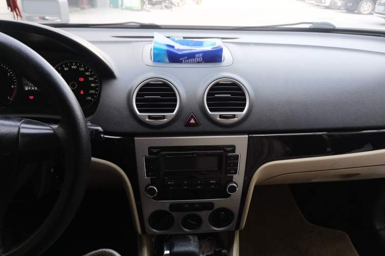 Used Volkswagen Lavida 2011 1.6L Automatic PinYou Edition Audio And AC Panel