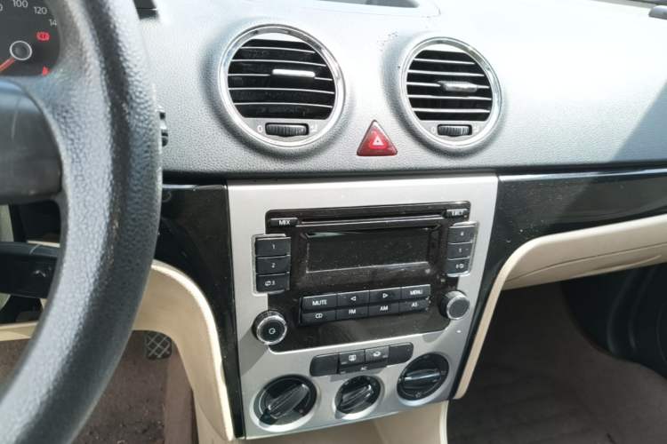 Used Volkswagen Lavida 2011 1.6L Manual - Premium Edition Audio And AC Panel