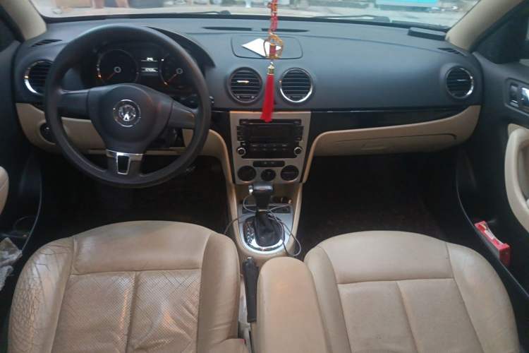 Used Volkswagen Lavida 2011 1.6L Automatic Premium Edition Center Console