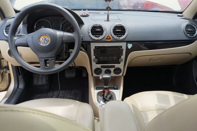 Used Volkswagen Lavida 2011 1.6L Automatic Premium Edition Center Console