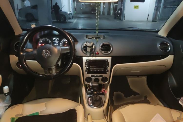 Used Volkswagen Lavida 2011 1.6L Automatic Premium Edition Center Console