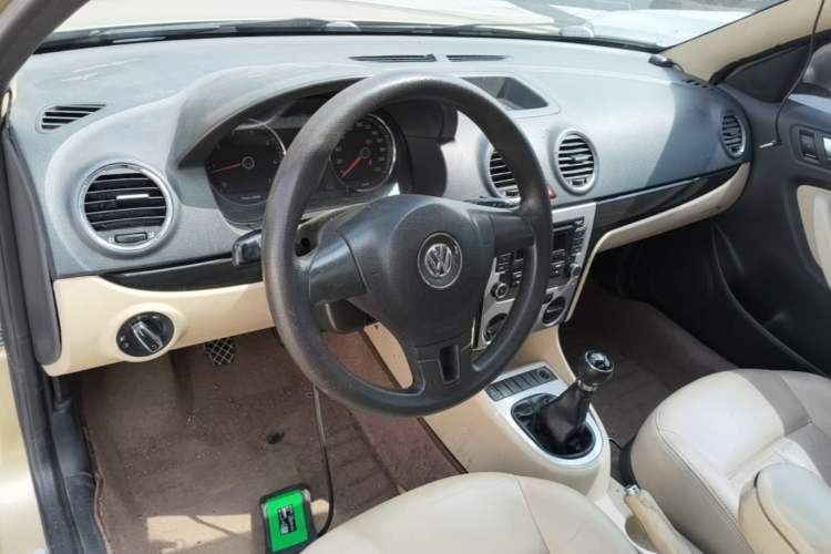 Used Volkswagen Lavida 2011 1.6L Manual - Premium Edition Center Console