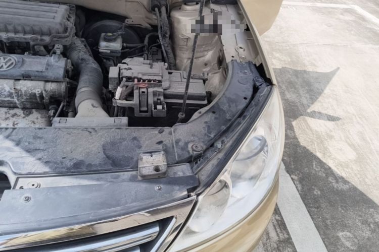 Used Volkswagen Lavida 2011 1.6L Manual - Premium Edition Engine Bay Left
