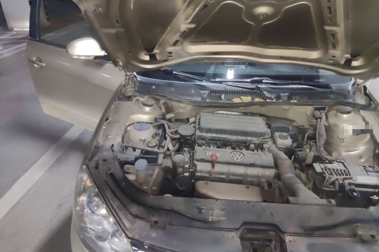 Used Volkswagen Lavida 2011 1.6L Automatic Premium Edition Engine Bay Right