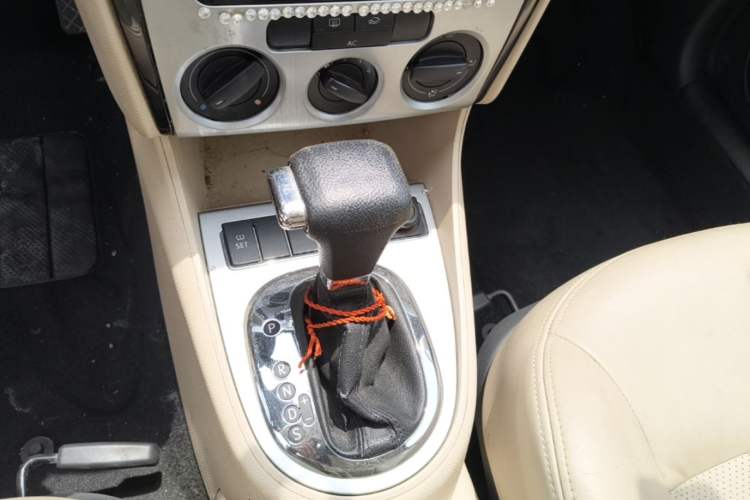 Used Volkswagen Lavida 2011 1.6L Automatic Premium Edition Gear Lever