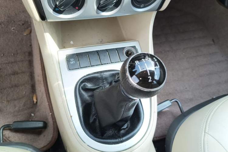 Used Volkswagen Lavida 2011 1.6L Manual - Premium Edition Gear Lever