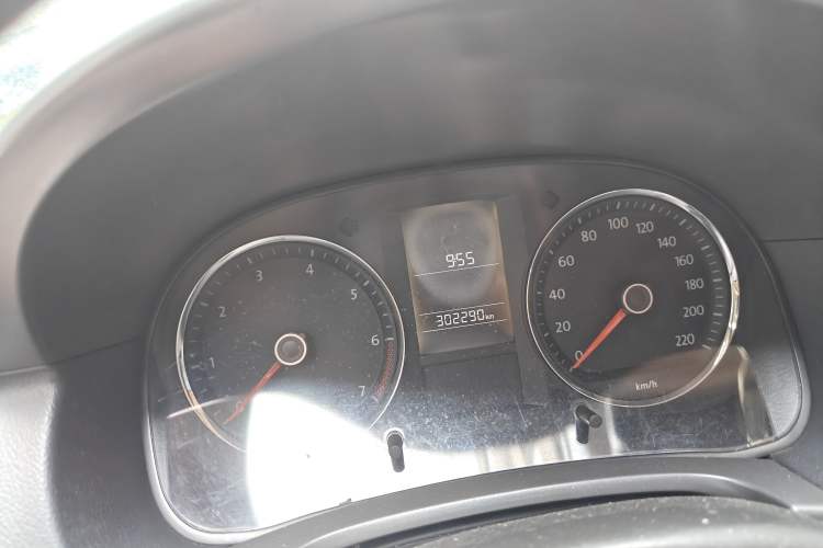 Used Volkswagen Lavida 2011 1.6L Automatic PinYou Edition Odometer Close Up